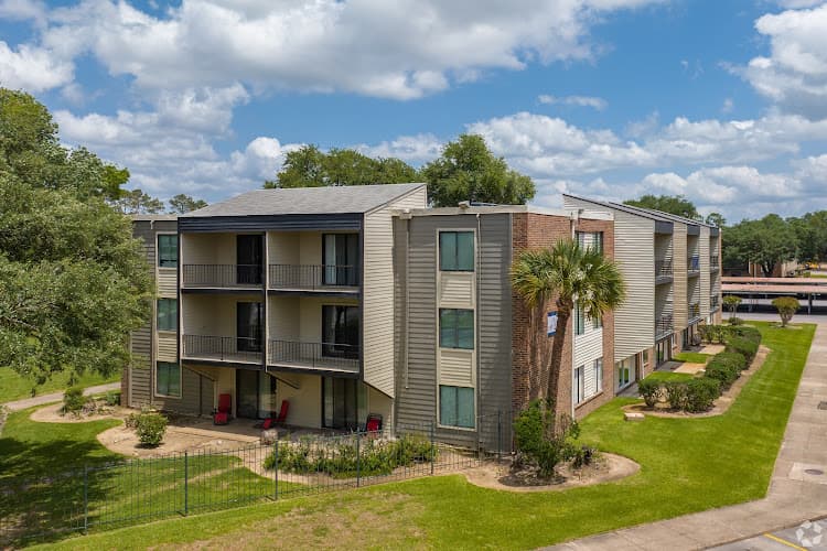 Glen Oaks Apartments