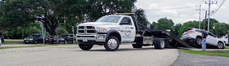 La Uno Towing & Recovery