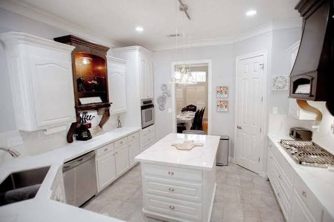 Luxury Property 5BR 5BA Sparkling Pool, Outdoor Entertainment Area, Billiards Ro in Beaumont, TX