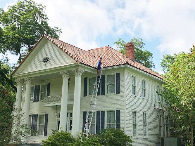 Lucas Roofing & Gutters