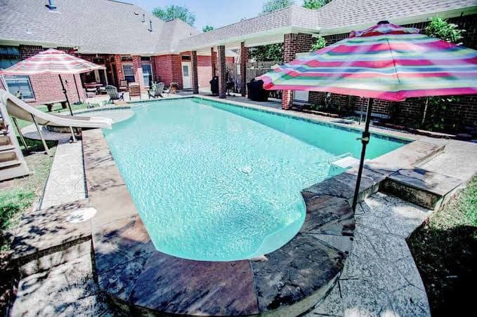 Luxe Executive Home 4BR 3.5 BA w / Sparkling Pool, Outdoor Entertainment Area, Sp in Beaumont, TX