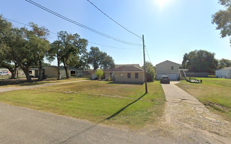 105 1/2 9th Ave in Nederland, TX